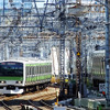 山手線電車の奥に上野東京ラインの急勾配が見える