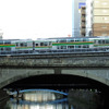 上野東京ラインを行く試運転列車が神田川を越える