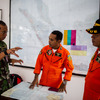 不明のエアアジアQZ8501便の捜索に当たる救難当局（12月29日）