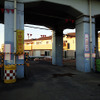 ボックスカルバートといわれる工法の箱型道路が地中でつくられている千葉県市川市高谷付近。東西線の電車が上を行く。「架空線注意」という文字