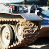 機関砲や機関銃を装備した74式戦車（ナナヨン）も展示された（2015年1月11日、千葉県船橋市・習志野駐屯地陸上自衛隊「降下訓練始め」）