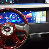 オートモーティブワールド2015（東京・有明）で、メータークラスタとインフォメーション表示が一体となった横一面の高輝度マルチディスプレイを展示したエイチアイ（東京・目黒）
