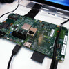 オートモーティブワールド2015（東京・有明）で、メータークラスタとインフォメーション表示が一体となった横一面の高輝度マルチディスプレイを展示したエイチアイ（東京・目黒）
