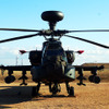 最大速度267km/hの戦闘用AH-64D（アパッチ・ロングボウ）　（習志野駐屯地・陸上自衛隊第1空挺団「降下訓練始め」、千葉県船橋市、1月11日）