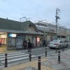 現在の岸和田駅。地上駅舎（左）の奥に工事中の高架駅舎（右）が見える。2月8日から下り線のみ高架ホームに切り替える。