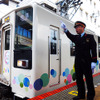 田島勝典大宮駅長の合図で列車は出発（鉄道むすめスカイツリートレイン出発式、2015年1月17日、東武鉄道大宮駅）