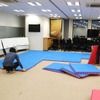 社内の会議室にトレーニング用のマットを敷いている様子