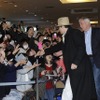 羽田空港に降り立ったジョニー・デップ