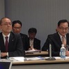 日野自動車 梶川宏専務役員（左)）