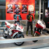 【東京モーターサイクルショー06】キッズも楽しみ、仮面ライダー マシン