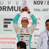 2014年のシリーズチャンピオンを獲得した中嶋一貴（右はTOM'Sの舘信秀監督）。
