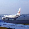 成田空港をタキシングするJAL機（ボーイング777）
