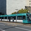 広島電鉄では1999年から超低床車の導入を進めている。写真は5000形「グリーンムーバー」。