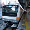 東京駅に停車中の中央快速線のE233系。12両編成化に伴い駅の改良工事などが行われる。