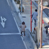 車道を逆走する自転車。通行区分違反によって交通切符が交付され、安全講習が課されることになる