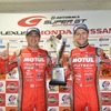 2014年、松田はSUPER GTのGT500クラスで自身初タイトルを獲得した（右は僚友のロニー・クインタレッリ）。