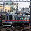 柴又駅へとすすむ高砂ゆき京成電車