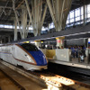 金沢駅12番線に入線するW7系。列車が入線することで「加賀五彩」が完成するのだという
