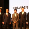 左から、ホンダF1プロジェクト総責任者の新井康久氏、ホンダ 伊東孝紳社長、フェルナンド・アロンソ、ジェンソン・バトン、マクラーレン・テクノロジー・グループのロン・デニスCEO