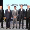 2月10日の会見。左からホンダの新井氏、伊東社長、アロンソ、バトン、マクラーレンのロン・デニス氏。