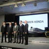 2月10日の会見。左からホンダの新井氏、伊東社長、アロンソ、バトン、マクラーレンのロン・デニス氏。