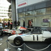 会見日、ホンダ本社前には過去のホンダF1のマシン群が展示された。