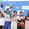 ホンダでWTCCを戦うタルクィーニ（中央）とミケリス（右から2人目）。