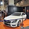 ブースにはビーウィズのオフィシャルデモカー1台（メルセデス・ベンツ CLS350）、全国の販売店が製作したビーウィズ製品搭載デモカー4台（トヨタ ヴォクシー、レクサス IS300h Fスポーツ、メルセデス・ベンツ S400ハイブリッド、アウディ A5）も展示