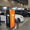 ブースにはビーウィズのオフィシャルデモカー1台（メルセデス・ベンツ CLS350）、全国の販売店が製作したビーウィズ製品搭載デモカー4台（トヨタ ヴォクシー、レクサス IS300h Fスポーツ、メルセデス・ベンツ S400ハイブリッド、アウディ A5）も展示