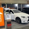 ブースにはビーウィズのオフィシャルデモカー1台（メルセデス・ベンツ CLS350）、全国の販売店が製作したビーウィズ製品搭載デモカー4台（トヨタ ヴォクシー、レクサス IS300h Fスポーツ、メルセデス・ベンツ S400ハイブリッド、アウディ A5）も展示