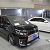 ブースにはビーウィズのオフィシャルデモカー1台（メルセデス・ベンツ CLS350）、全国の販売店が製作したビーウィズ製品搭載デモカー4台（トヨタ ヴォクシー、レクサス IS300h Fスポーツ、メルセデス・ベンツ S400ハイブリッド、アウディ A5）も展示