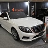 ブースにはビーウィズのオフィシャルデモカー1台（メルセデス・ベンツ CLS350）、全国の販売店が製作したビーウィズ製品搭載デモカー4台（トヨタ ヴォクシー、レクサス IS300h Fスポーツ、メルセデス・ベンツ S400ハイブリッド、アウディ A5）も展示