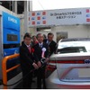 Dr.Driveセルフ三好ヶ丘店水素ステーションで燃料電池自動車への充填セレモニー