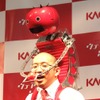 ウェアラブルトマトを使って、口元にトマトを運んでいるところ