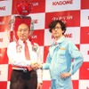 ウェアラブルトマトを装着したカゴメ社員と明和電機の土佐信道氏