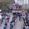 近鉄は恒例の「きんてつ鉄道まつり in 塩浜」を4月に開催する。写真は過去開催時に行われた電車との綱引きとの様子。