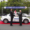 マツダ、RX-8 水素ロータリーエンジン車を地元自治体に納入