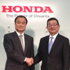 ホンダ伊東孝紳社長（左）と八郷隆弘新社長（右、現・常務執行役員）