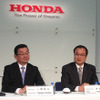 ホンダ八郷隆弘新社長（左）と伊東孝紳社長（右）