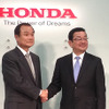 ホンダ伊東孝紳社長（左）と八郷隆弘新社長（右、現・常務執行役員）