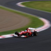 S字コーナーを駆け抜けるF1マシン