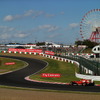 逆バンクを駆け抜けるF1マシン