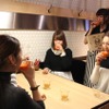 野菜ジュースを飲んでいる様子