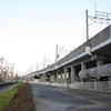 千葉県内の京葉線の高架橋の脇には、同県企業庁が複々線化用地として確保した敷地がある。森田知事は2月定例会で、京葉線の複々線化を「輸送力増強のための有力な手段の一つ」とした。