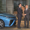 首相官邸で行われた『MIRAI』の納車式