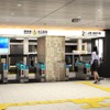 末広町駅（改札口）：「ゲート状のデザインと躍動感ある光によるアイキャッチ」を設けて視認性を向上させる。