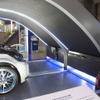 前方底部にリチウムイオンバッテリーを内蔵し、ソーラーパネルで発電した電力をEVに充電する