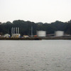 佐世保港クルーズから見えた米海軍赤崎貯油所など。「NAVSUP」の文字が見える
