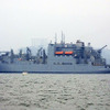 沖で待機する米海軍補給艦「ウォリー・シラー」（WALLY SCHIRRA）