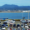 大村湾沖に浮かぶ長崎空港から大村市を眺める